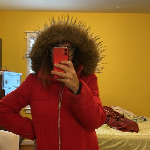 Get ready for snow with this fur hooded red puffer coat. Tommy Hilfiger size M - Picture 8 of 9